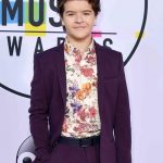 ¿Quién tuvo la apariencia más cool de alfombra roja de AMA? 5 5 Gaten Matarazzo