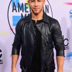 ¿Quién tuvo la apariencia más cool de alfombra roja de AMA? 8 8 Nick Jonas