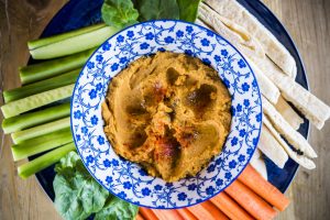 4. Hummus con pan de pita y crudités
